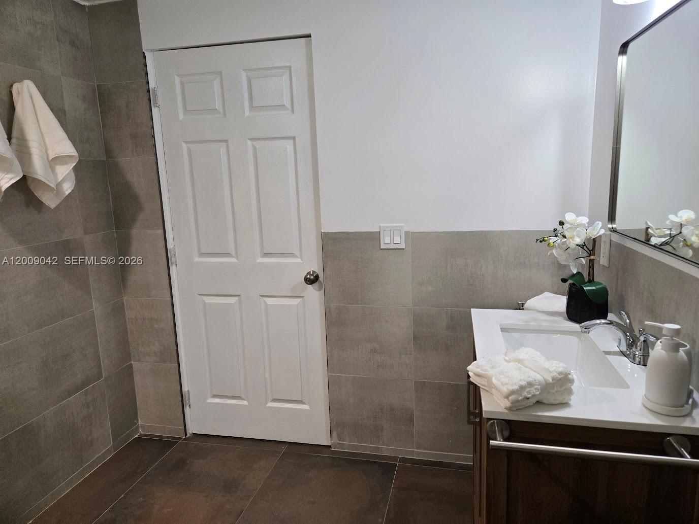 MERIDIAN DECO CONDO - Residential