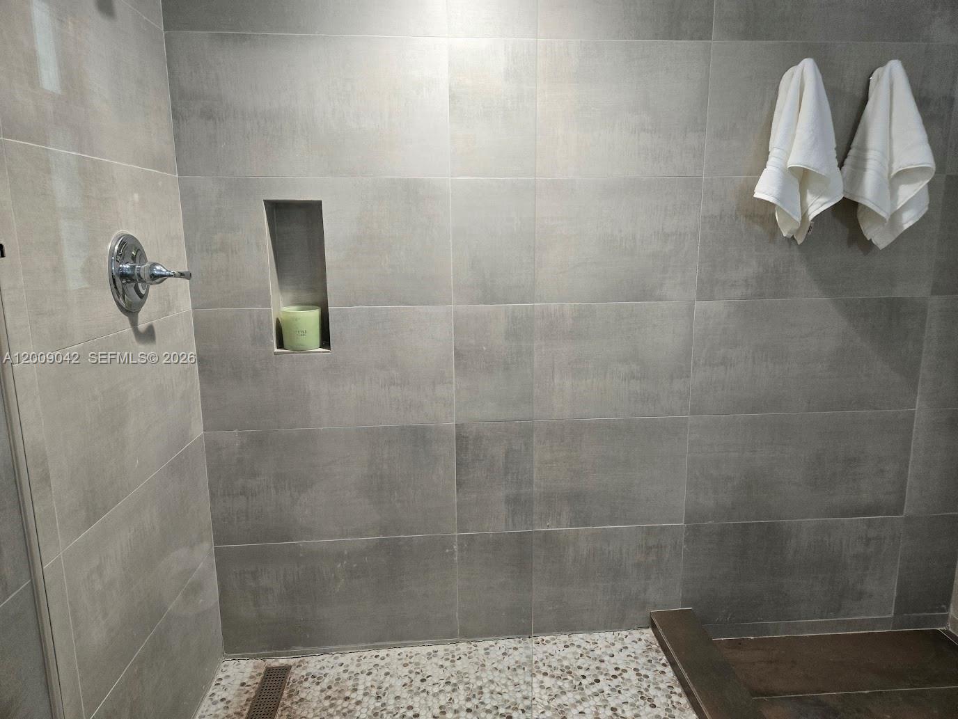 MERIDIAN DECO CONDO - Residential