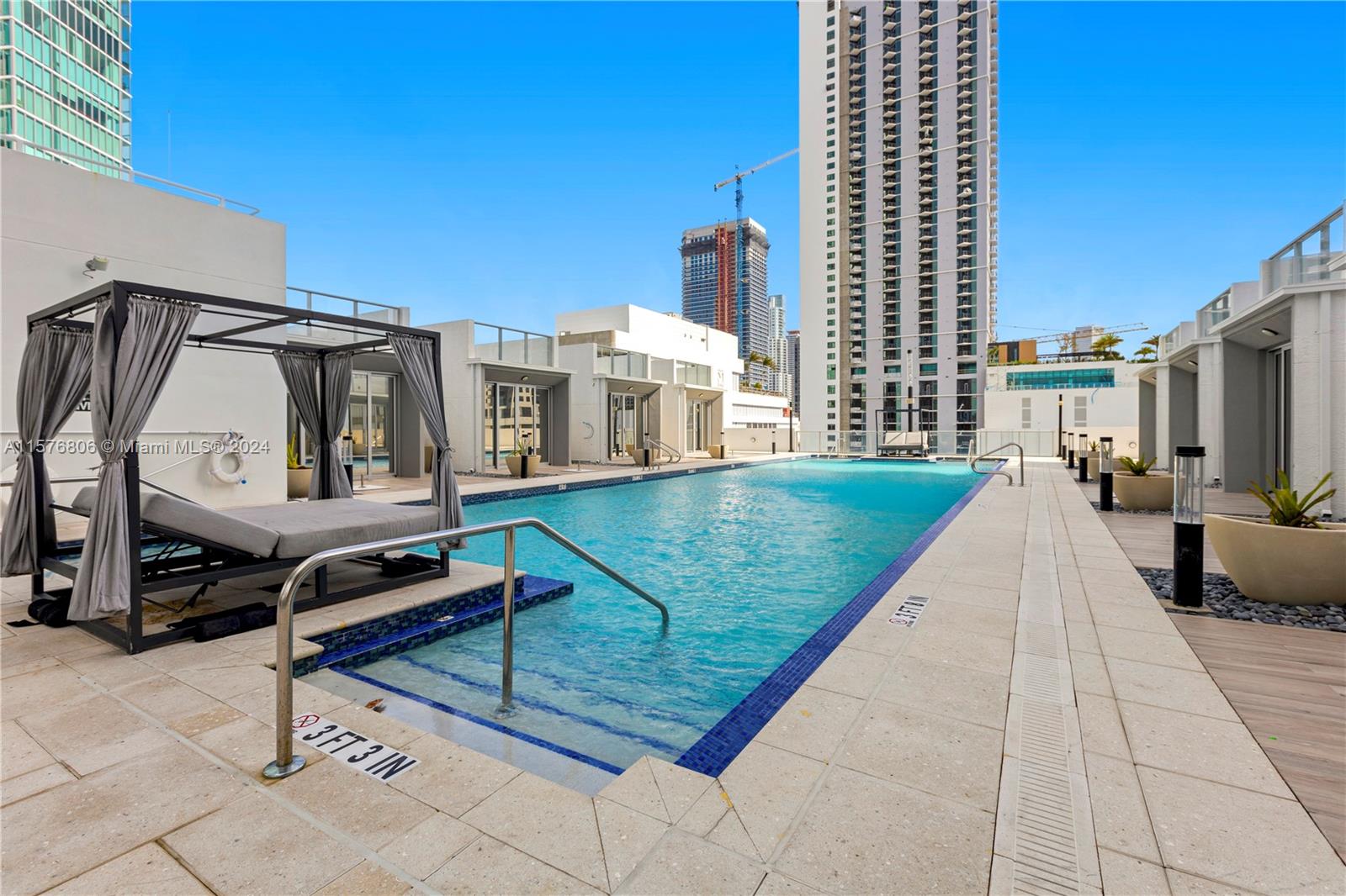 PARAMOUNT MIAMI WORLDCENT - Residential Lease