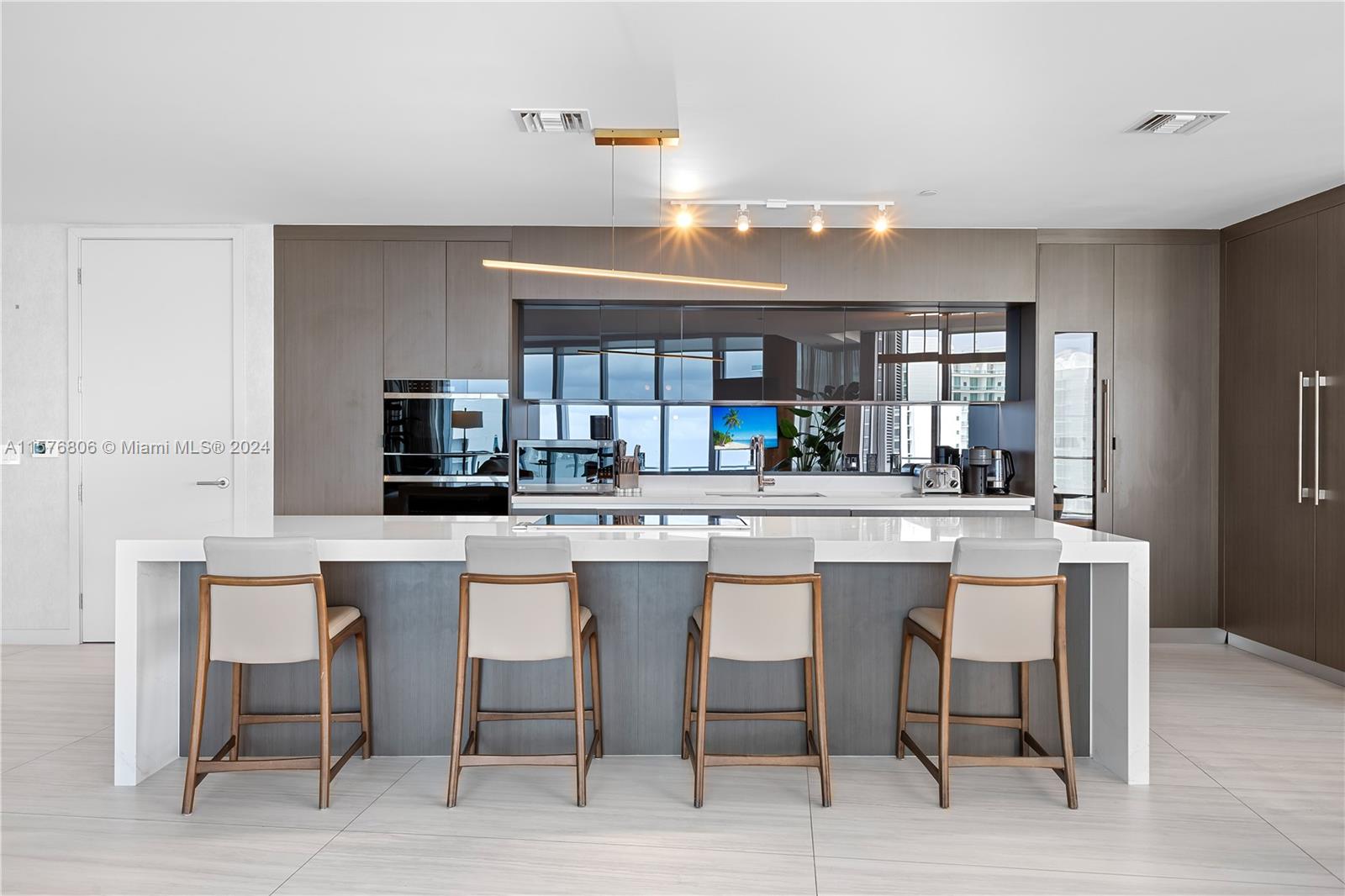 PARAMOUNT MIAMI WORLDCENT - Residential Lease