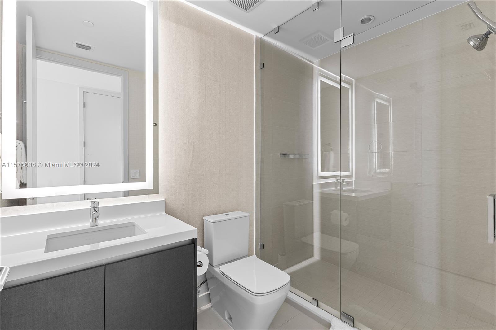 PARAMOUNT MIAMI WORLDCENT - Residential Lease