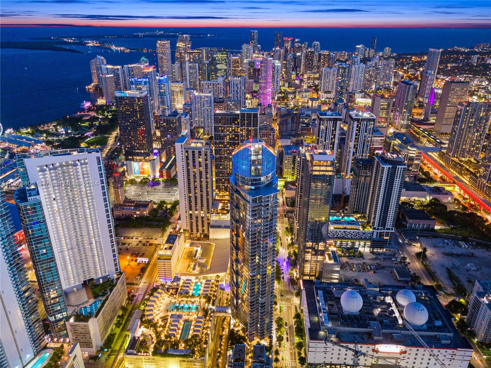 PARAMOUNT MIAMI WORLDCENT - Residential Lease