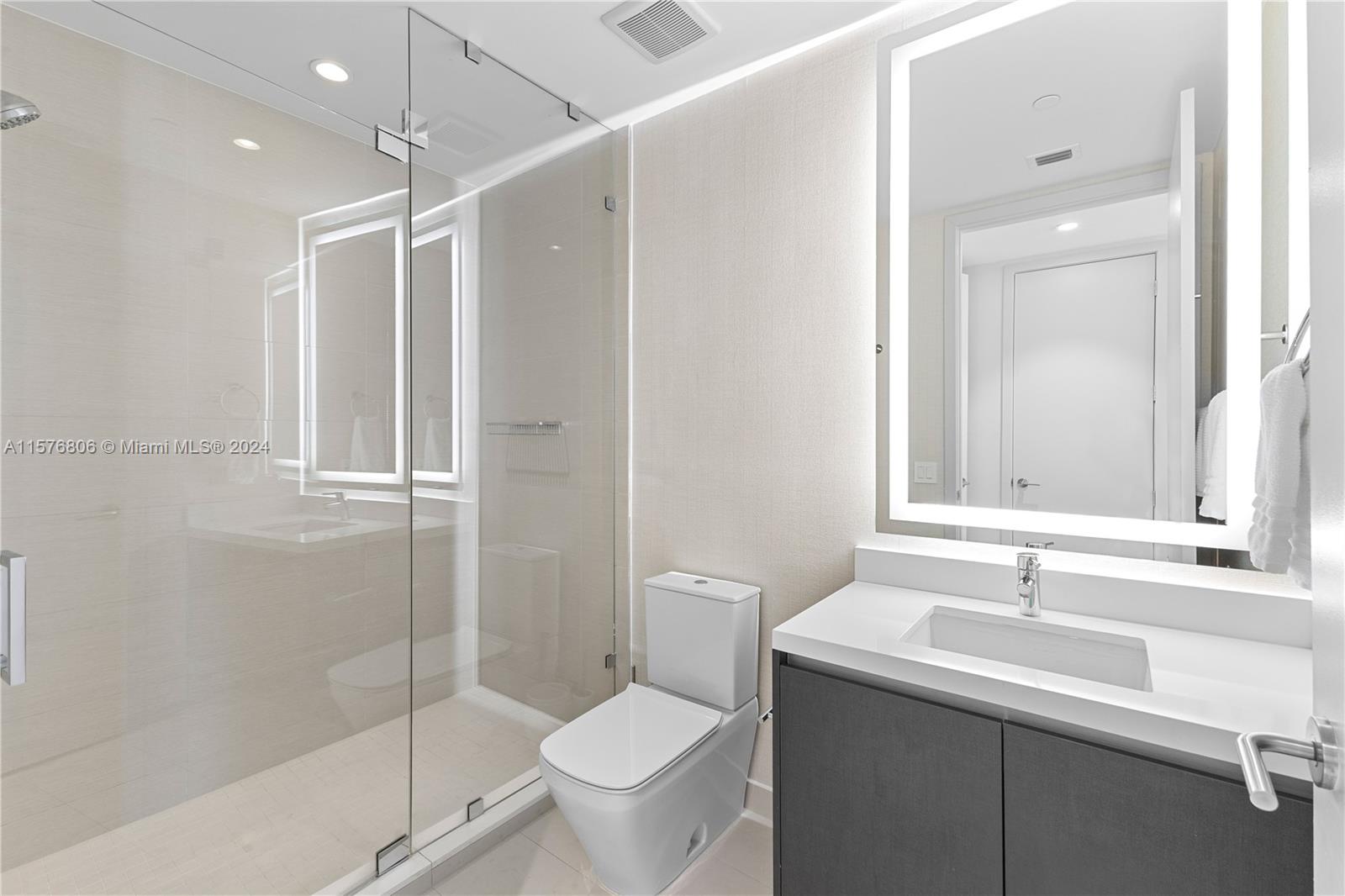 PARAMOUNT MIAMI WORLDCENT - Residential Lease