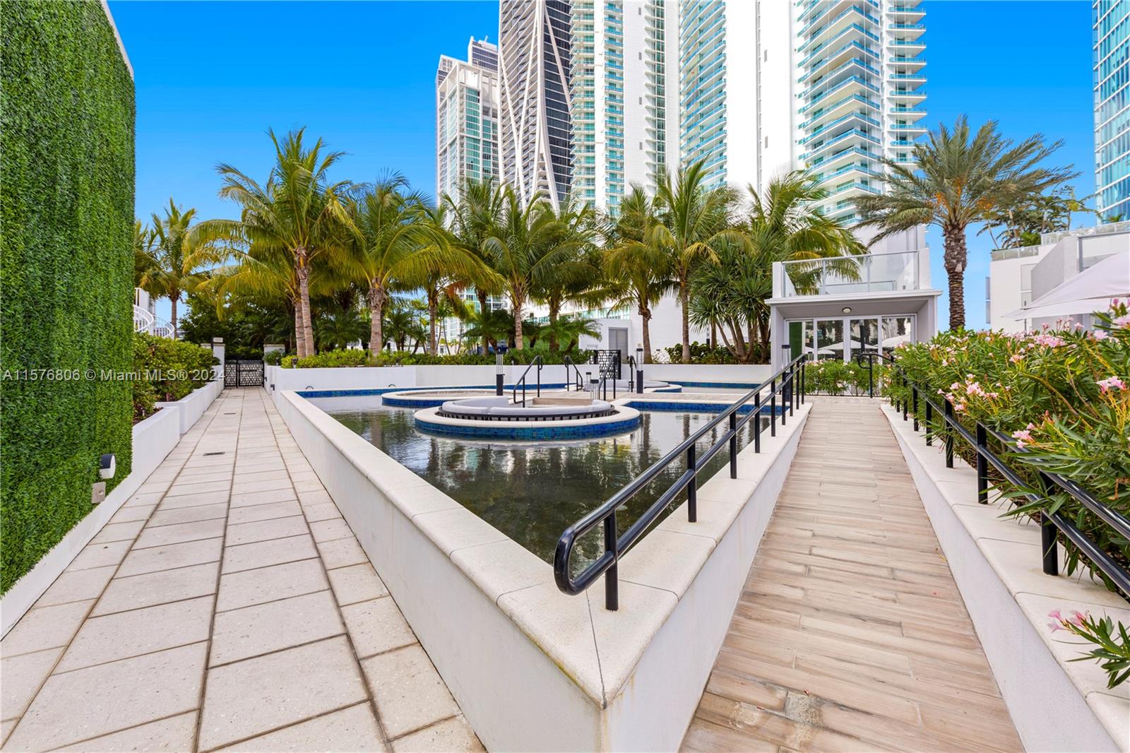 PARAMOUNT MIAMI WORLDCENT - Residential Lease