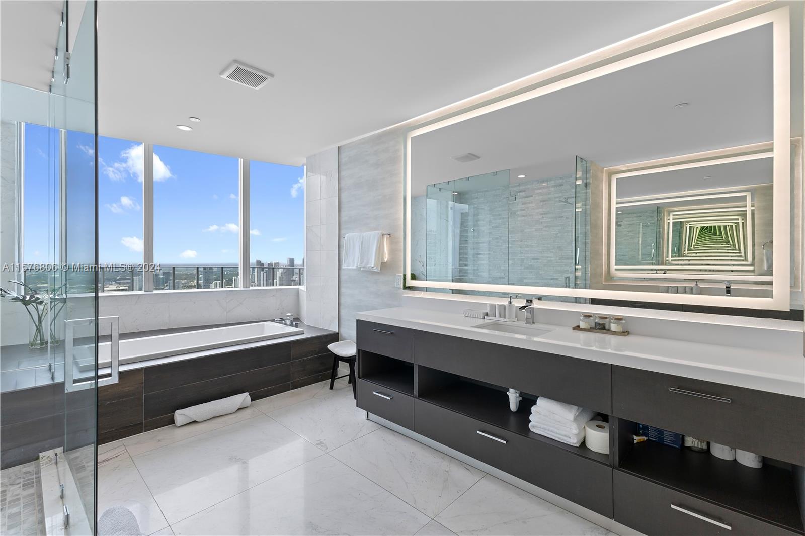 PARAMOUNT MIAMI WORLDCENT - Residential Lease