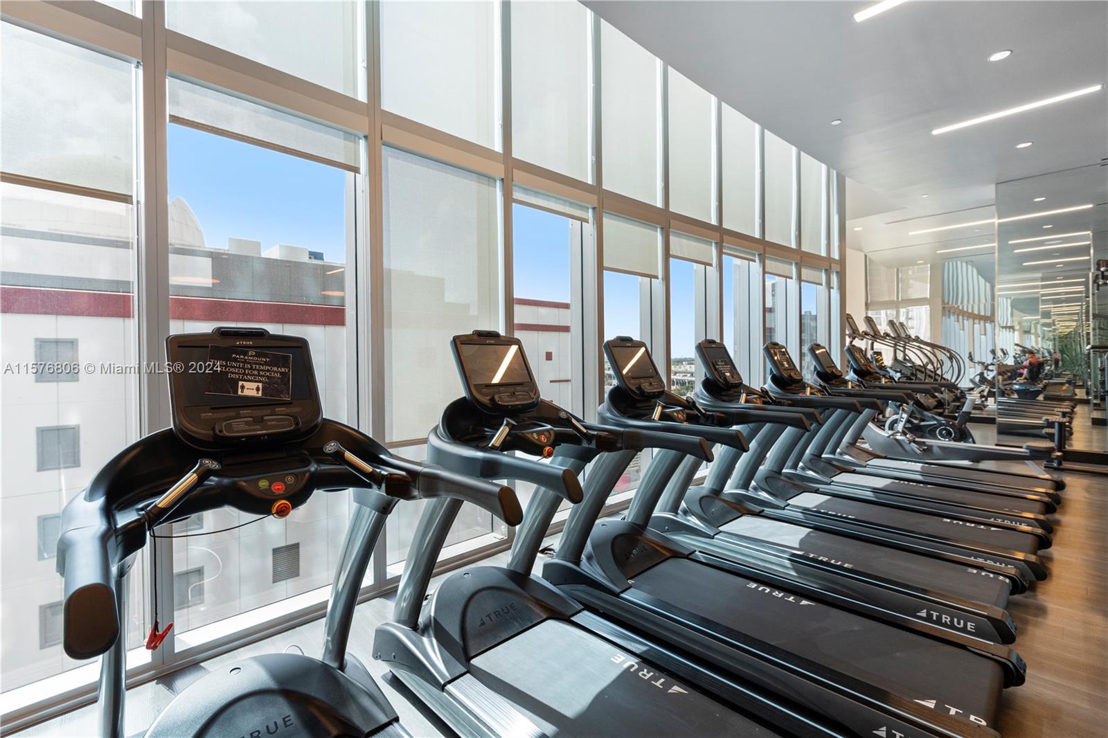 PARAMOUNT MIAMI WORLDCENT - Residential Lease