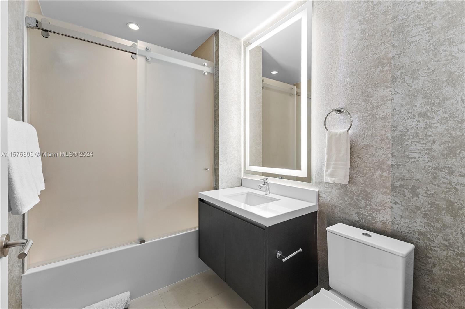 PARAMOUNT MIAMI WORLDCENT - Residential Lease