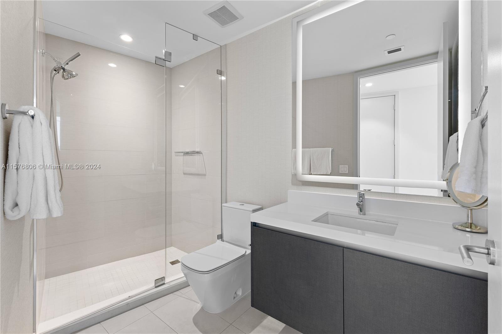 PARAMOUNT MIAMI WORLDCENT - Residential Lease