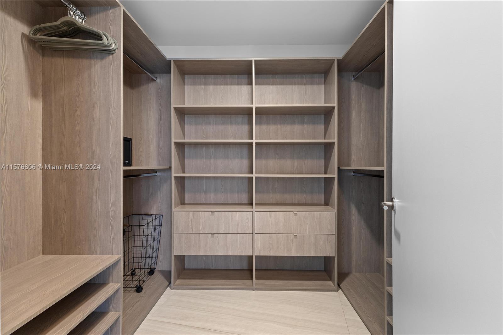 PARAMOUNT MIAMI WORLDCENT - Residential Lease