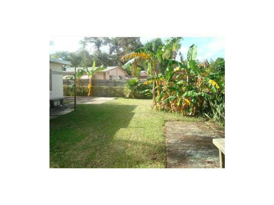 COZY VACANT HOUSE, 2 BEDROOMS 1 BATH, READY TO MOVE IN, REFRIGERATOR, STOVE, BIG, I MEAN HUGE BACK YARD, CLOSE TO MAJOR HIGHWAY AND THE STATE ROAD 7. OWNER WANTS TO RENT YESTERDAY, PLEASE, OWNER MOTIVATED, SEND AN OFFER