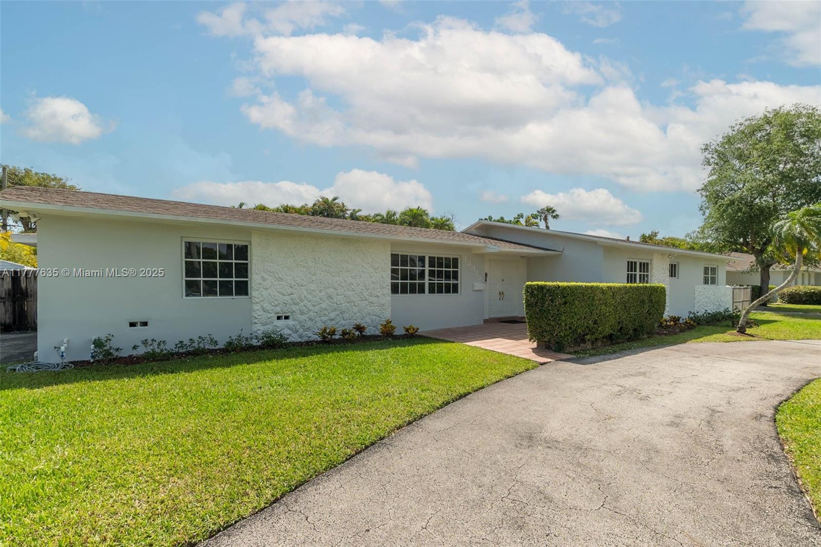 13925 Sw 74th Ave, Palmetto Bay, Miami-Dade County, Florida - 4 Bedrooms  
3 Bathrooms - 