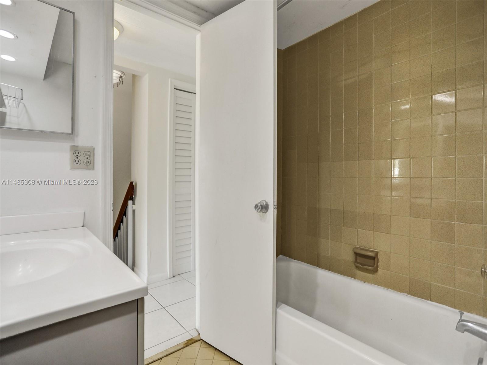 LAKEVIEW TOWNHOUSES CONDO - Residential