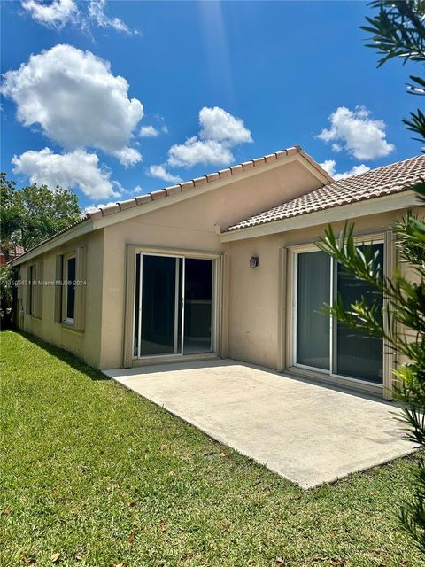 Single Family Residence in Weston FL 4291 Greenbriar Ln 33.jpg