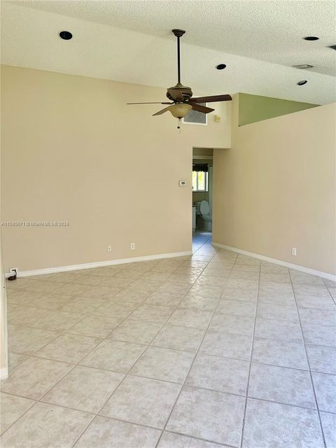 Single Family Residence in Weston FL 4291 Greenbriar Ln 6.jpg