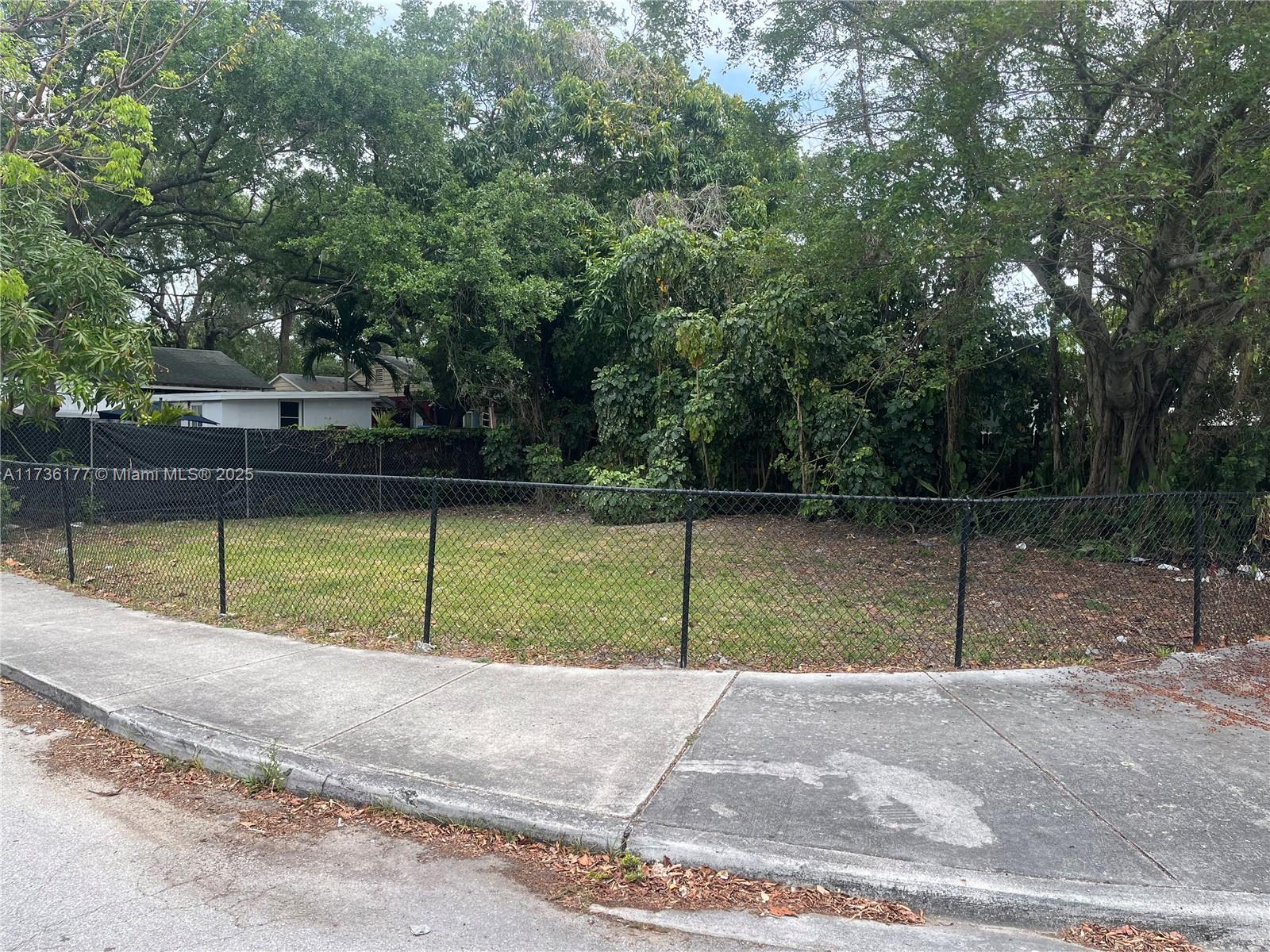 94 NE 56th St, Miami, FL – Vacant 2,750 SqFt lot zoned multifamily, just minutes from Miami’s Design District. Located in a rapidly growing area, this property is perfect for investors and developers looking to capitalize on the neighborhood’s expansion. High-demand location – won’t last long!