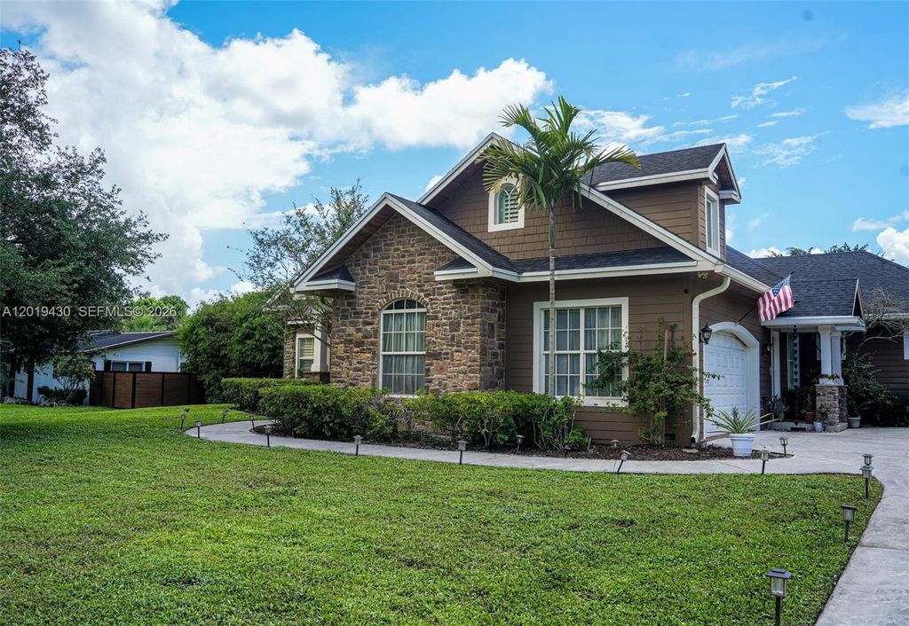 Photo of 2640 SW 137th Ter, Davie, FL 33330 (MLS # A12019430)