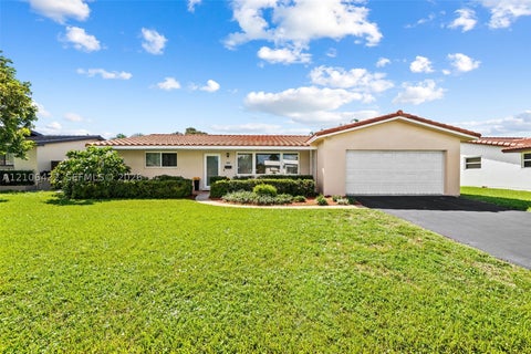 Photo of 5212 Roosevelt St, Hollywood, FL 33021 (MLS # A12106422)