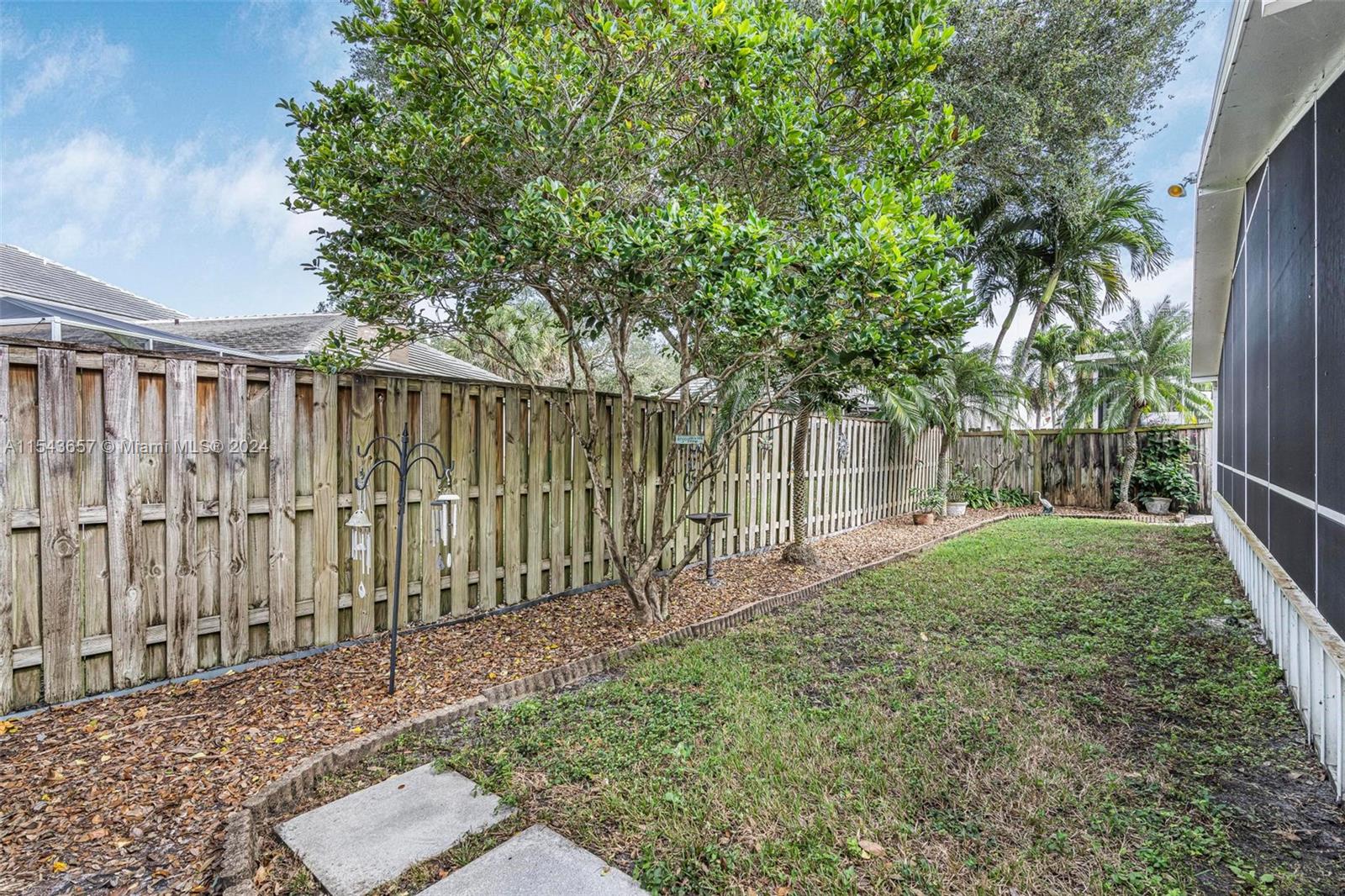 EMBASSY LAKES - Residential