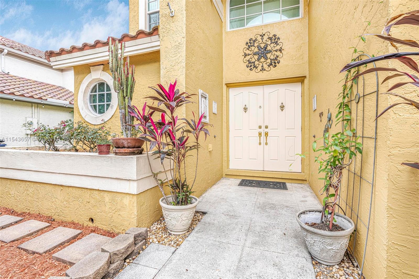 EMBASSY LAKES - Residential