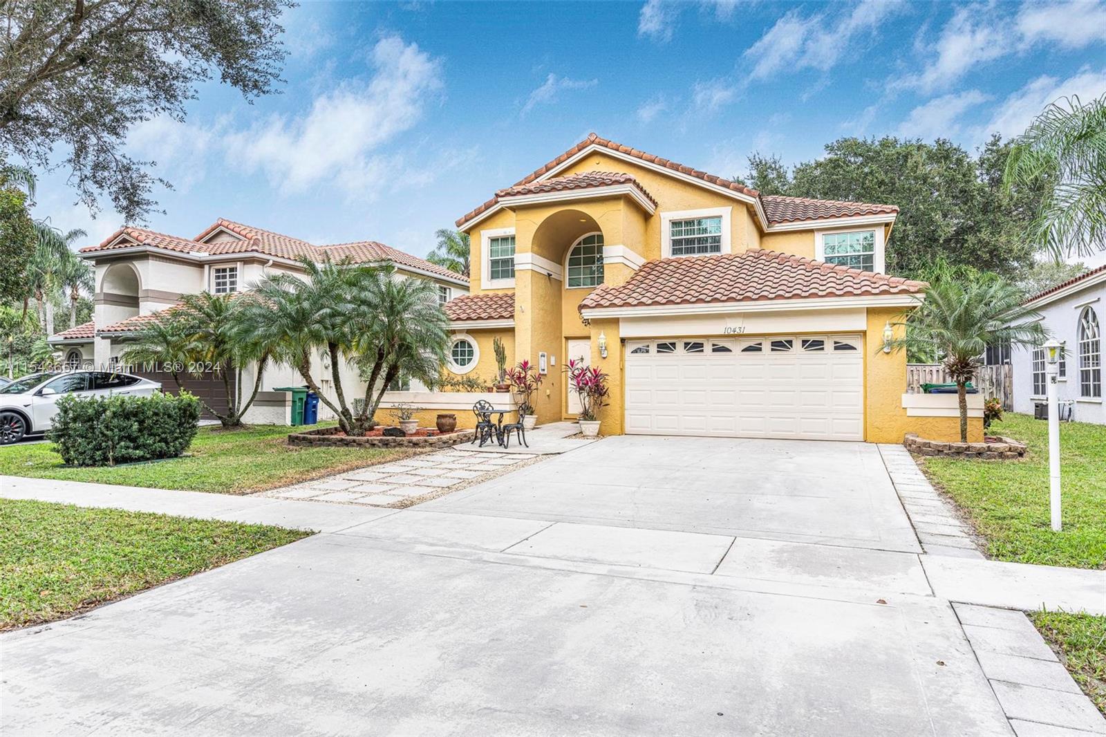 EMBASSY LAKES - Residential