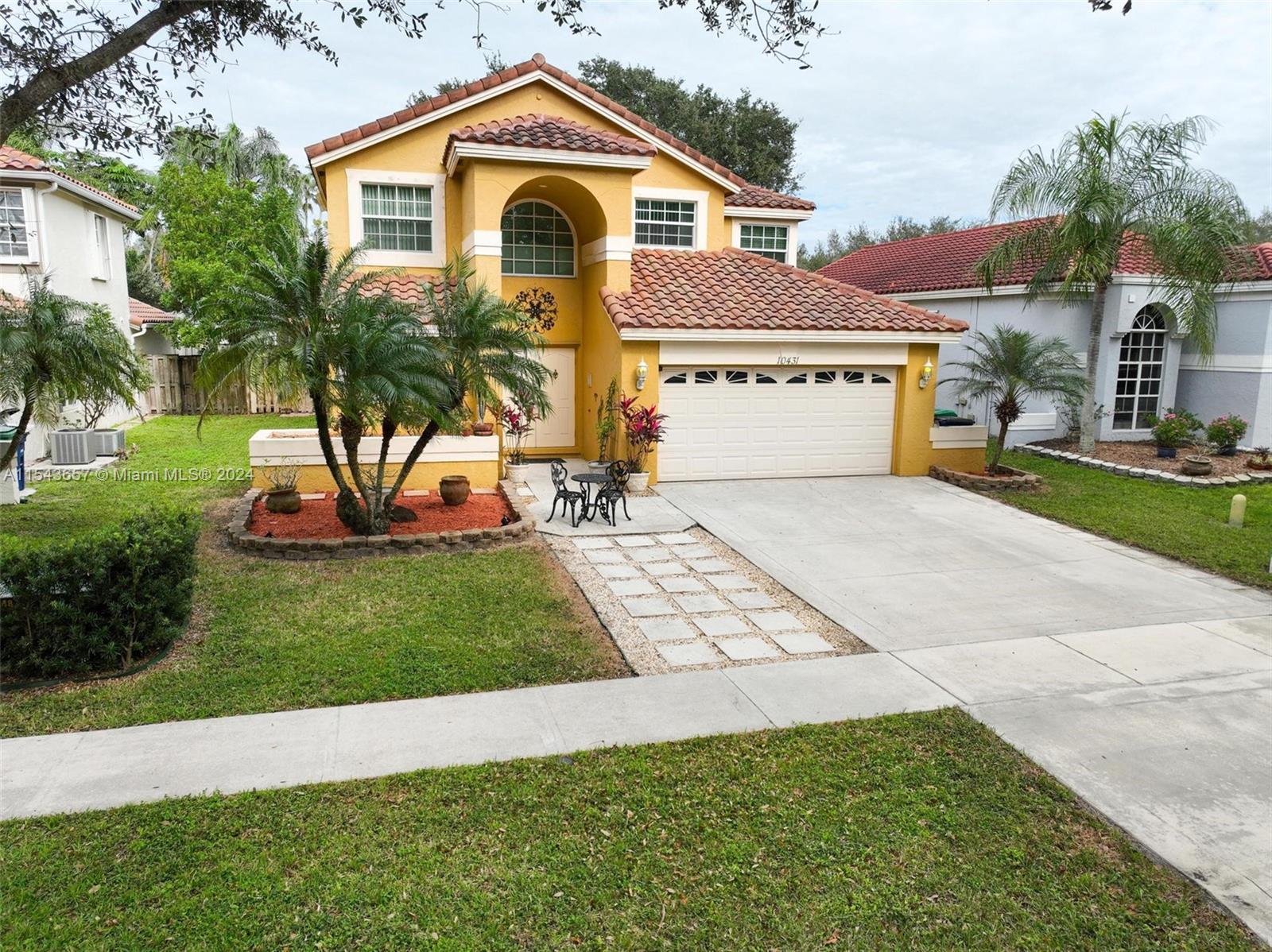 EMBASSY LAKES - Residential