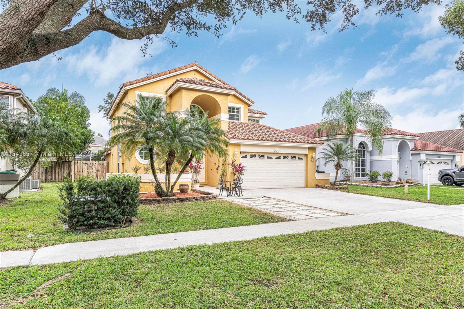 EMBASSY LAKES - Residential