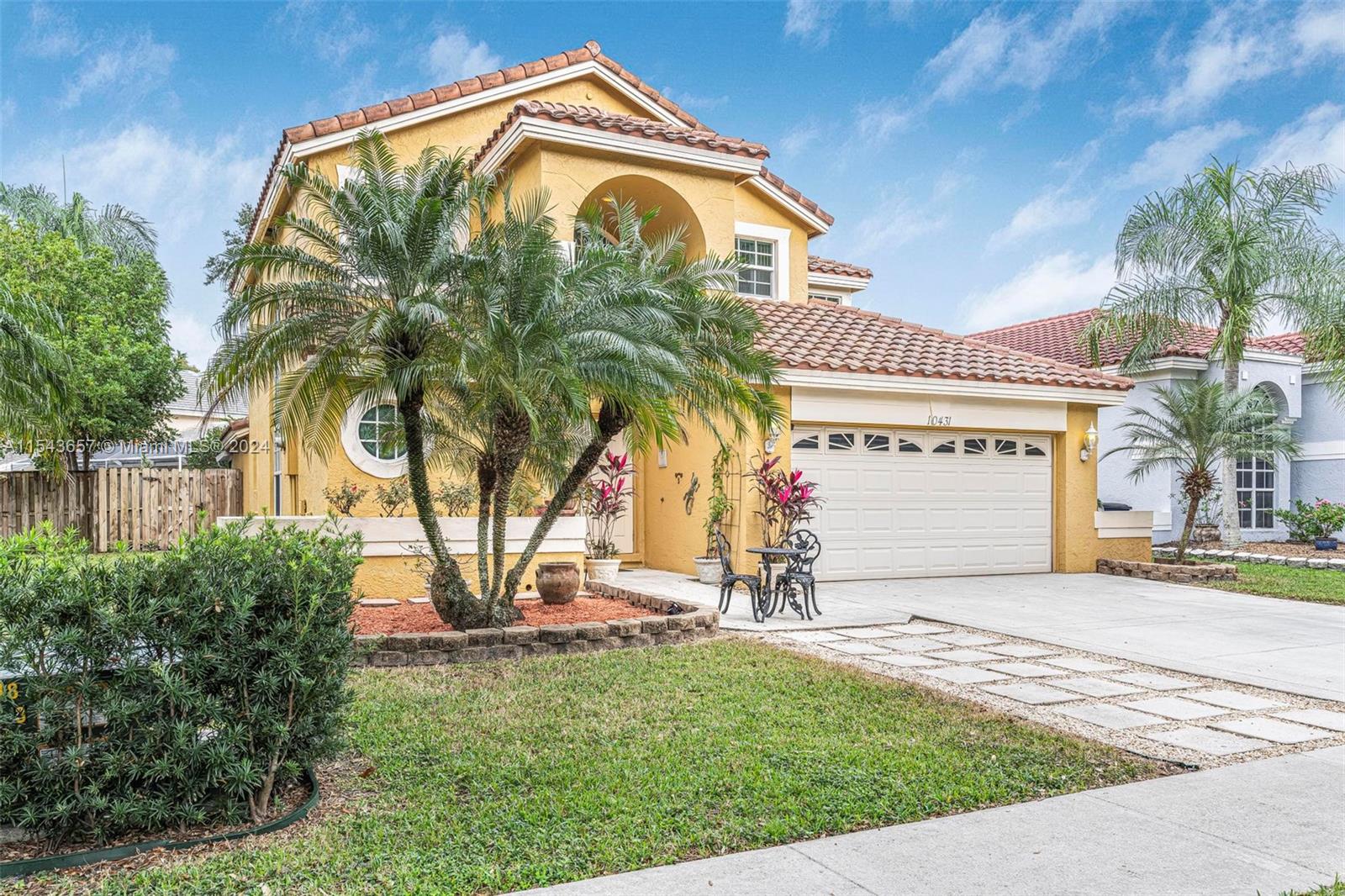 EMBASSY LAKES - Residential