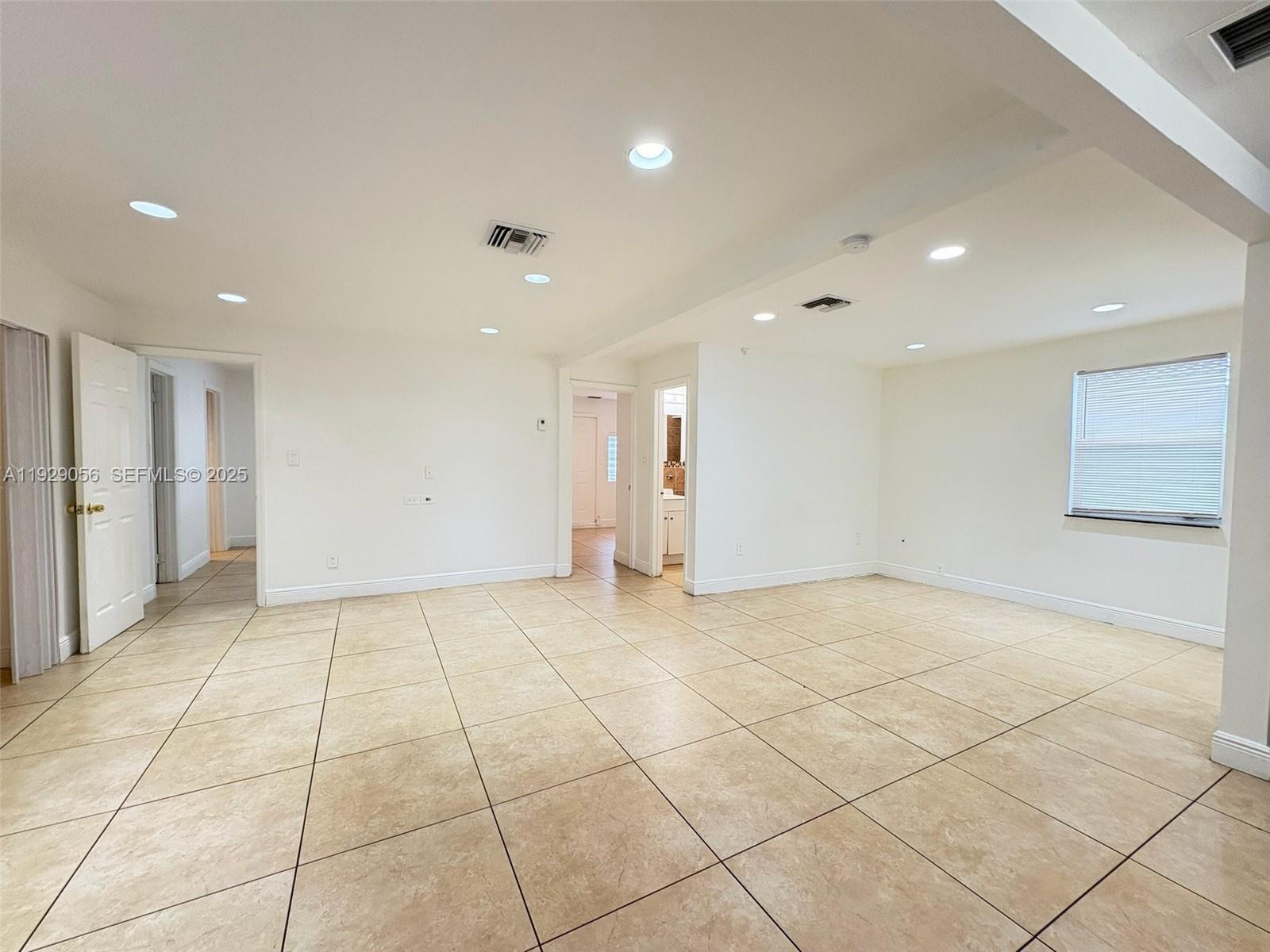 HOLLYWOOD PARK - Residential Lease