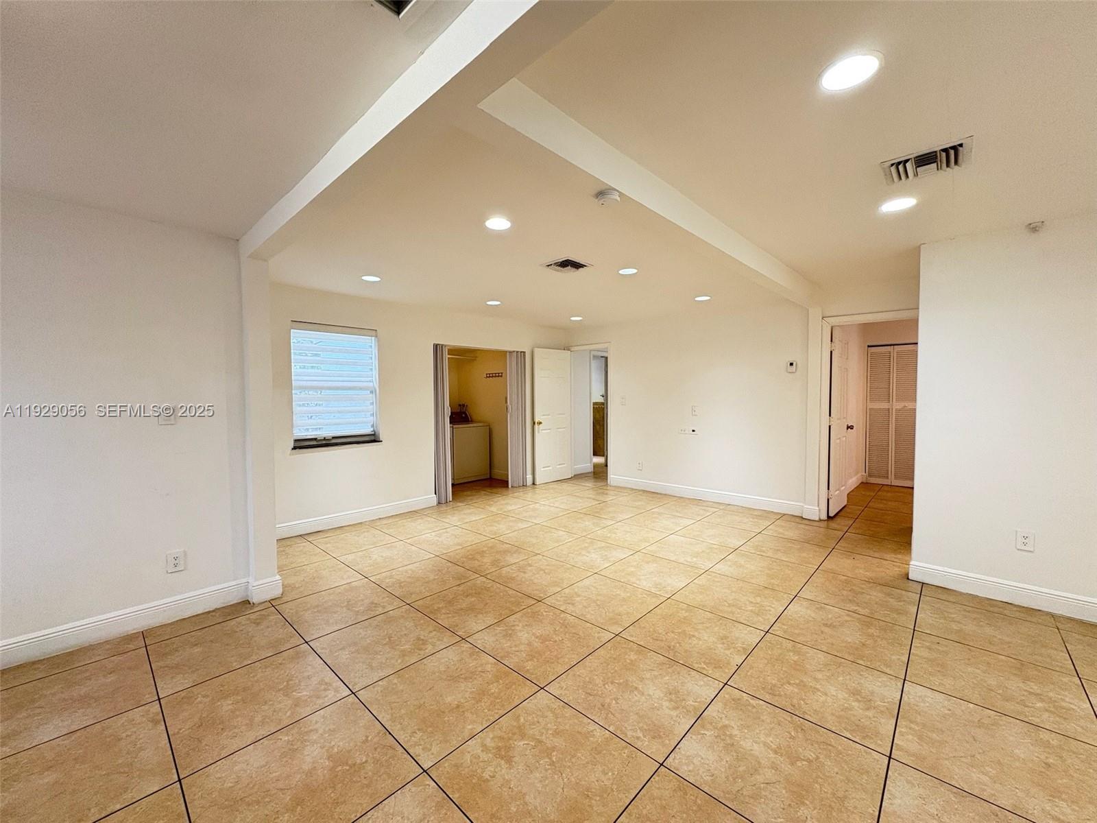 HOLLYWOOD PARK - Residential Lease