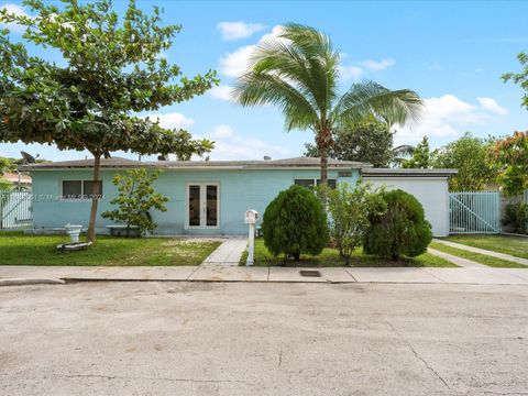 2560 NE 215th St Miami FL 33180