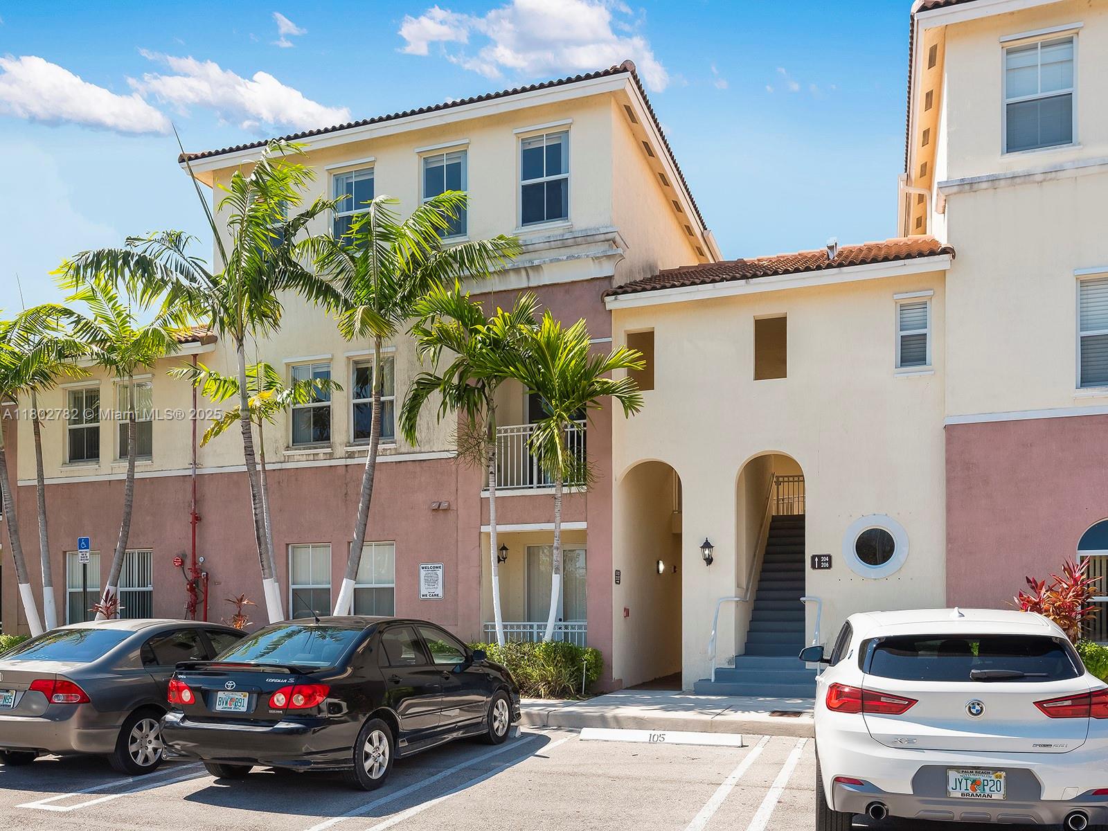 FONTAINBLEAU LAKES COURTY - Residential