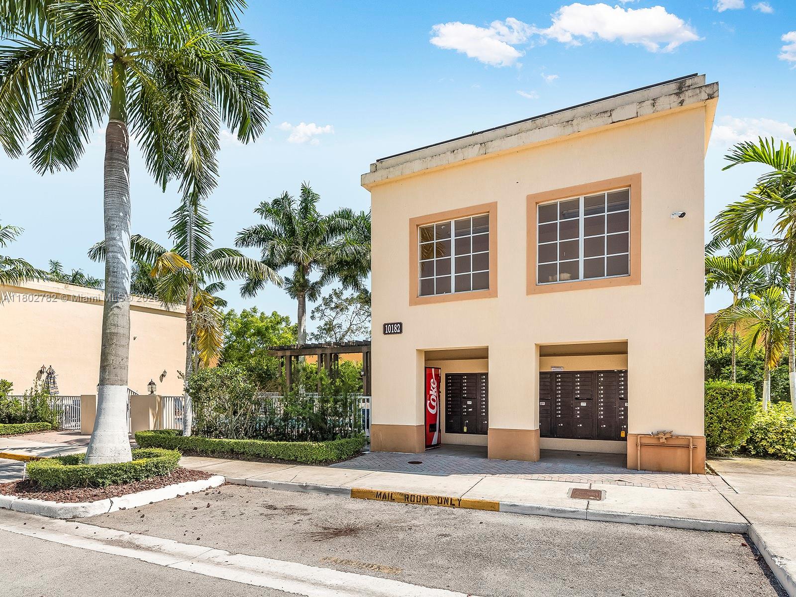 FONTAINBLEAU LAKES COURTY - Residential