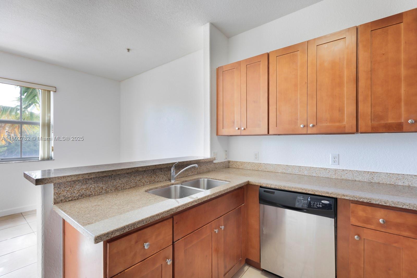 FONTAINBLEAU LAKES COURTY - Residential