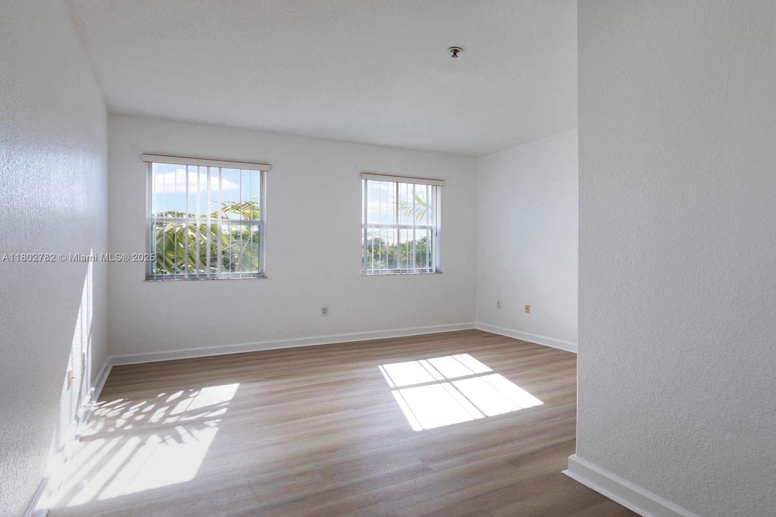 FONTAINBLEAU LAKES COURTY - Residential