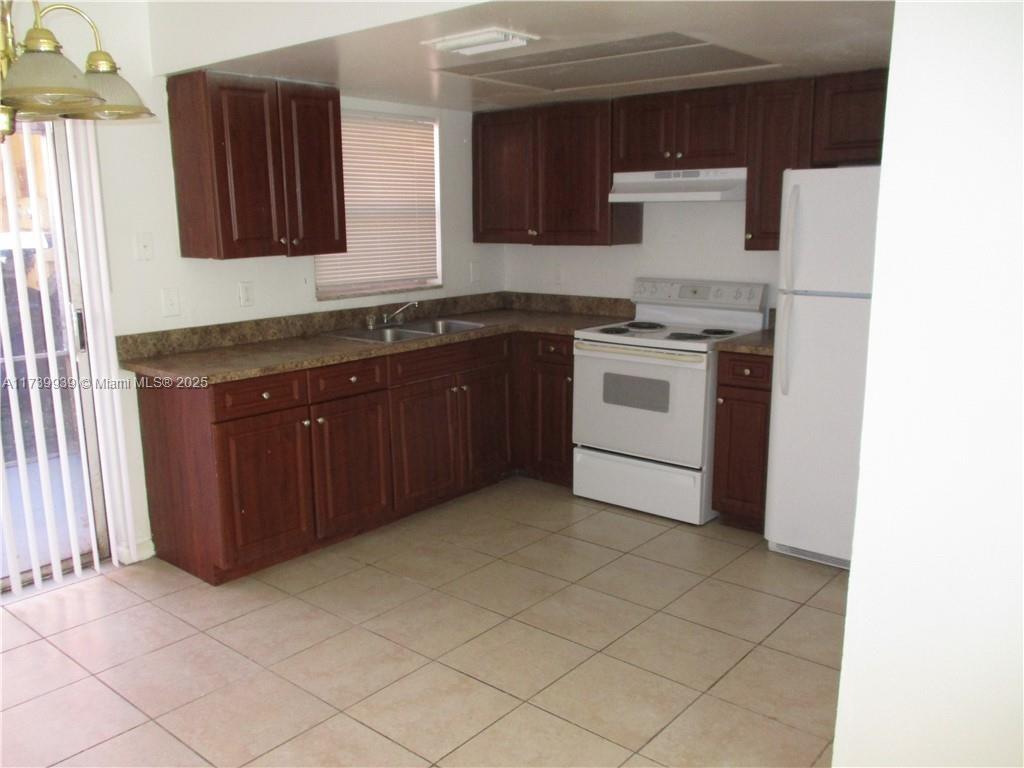 Spacious and affordable 2-bedroom, 1.5-bathroom townhouse for rent in Lauderhill! This well-maintained unit features a bright and open layout, tile flooring, and a functional kitchen. Conveniently located near shopping centers, schools, and major highways. Fast approval! Don't miss this great opportunity—schedule a showing today!