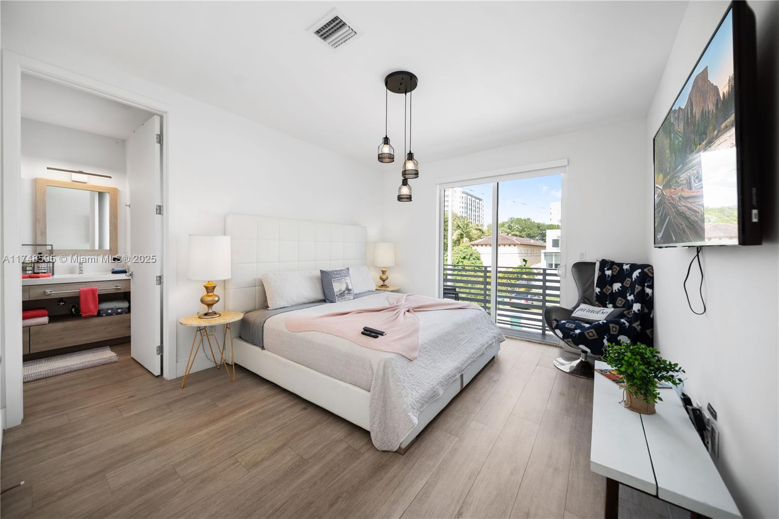 AMND MIAMI SUBURBAN ACRES - Residential Lease