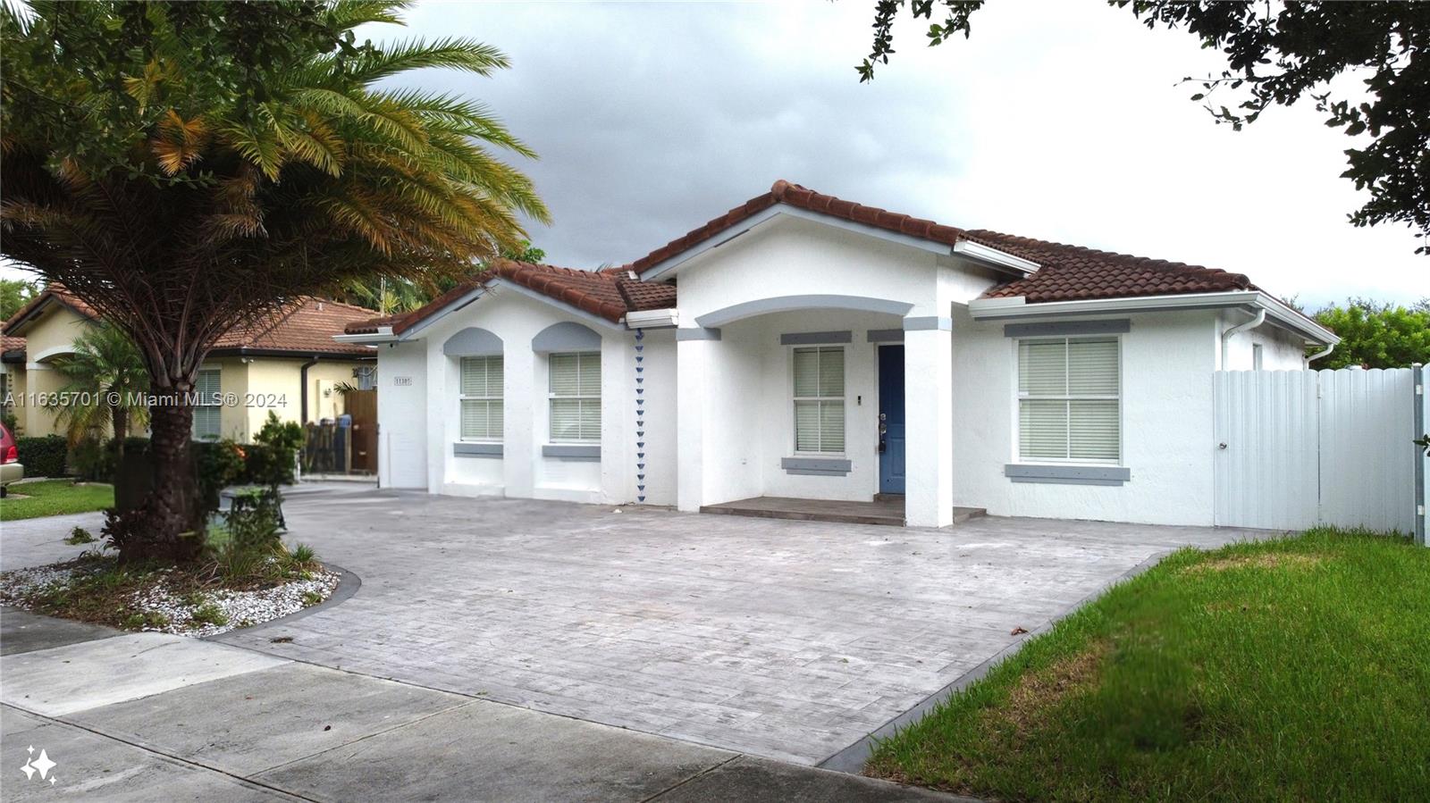 Photo 2 of 28 of 11305 SW 246th St house
