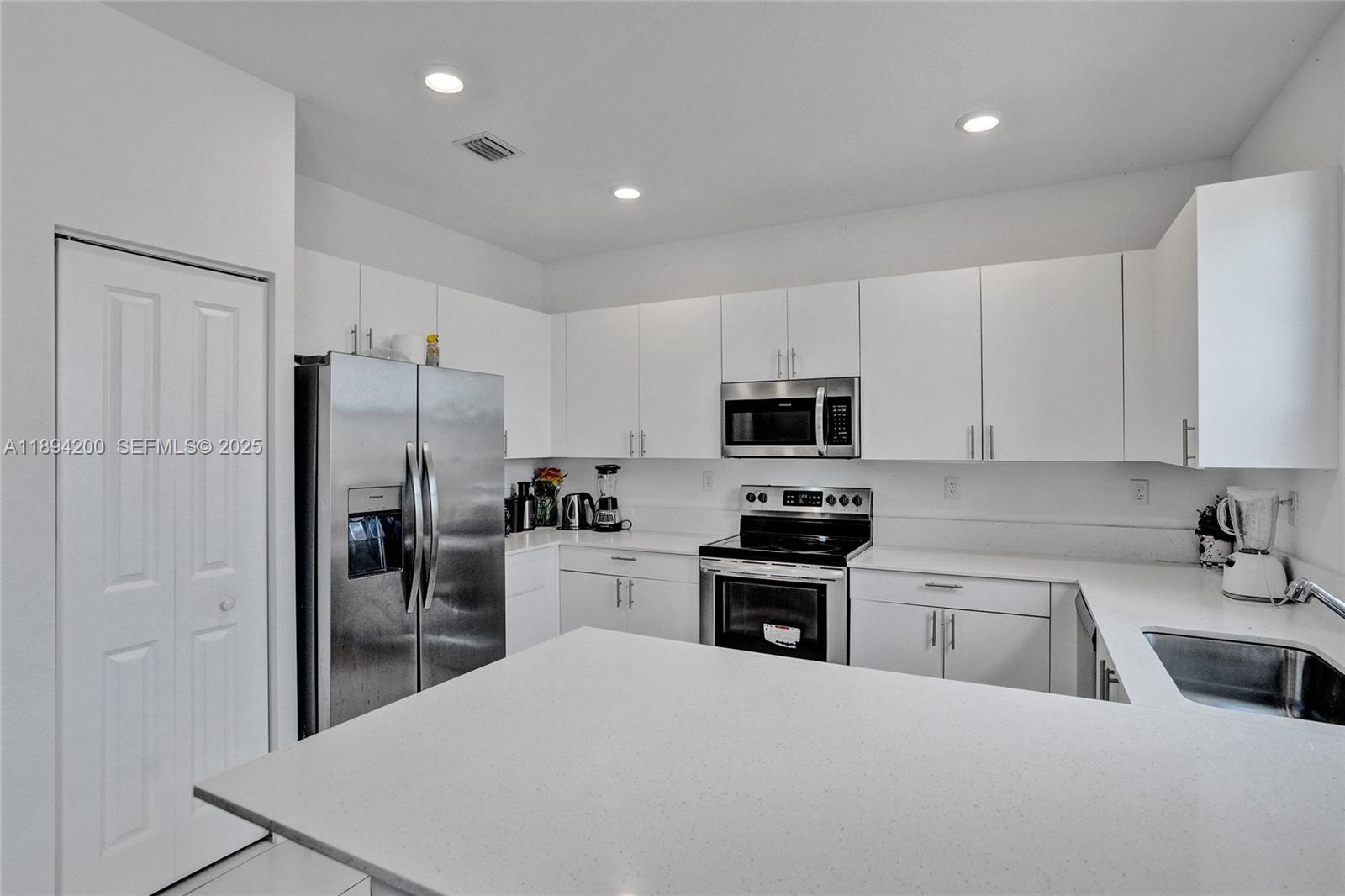 VISTA LAGO - Residential