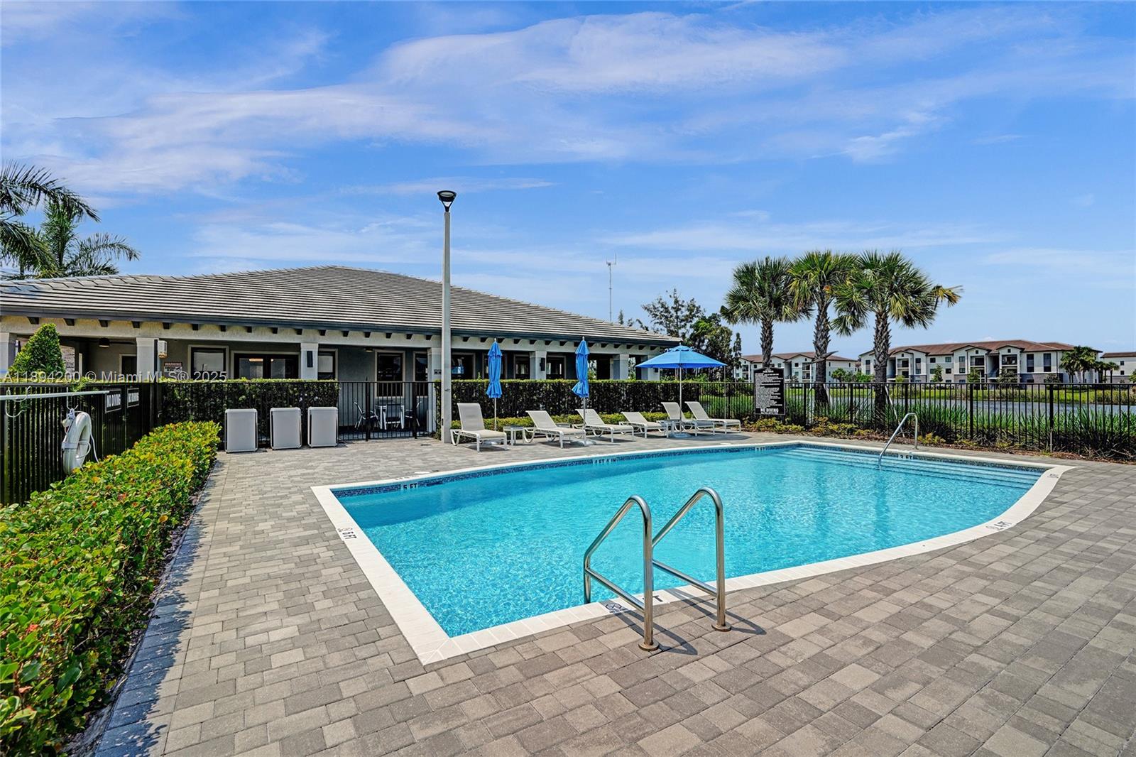 VISTA LAGO - Residential