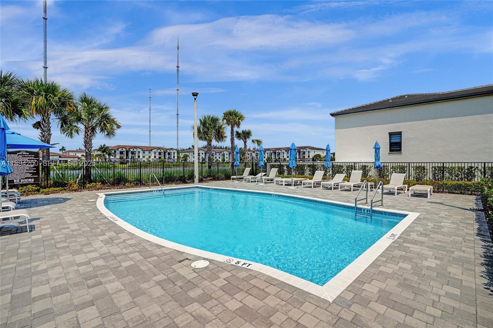 VISTA LAGO - Residential