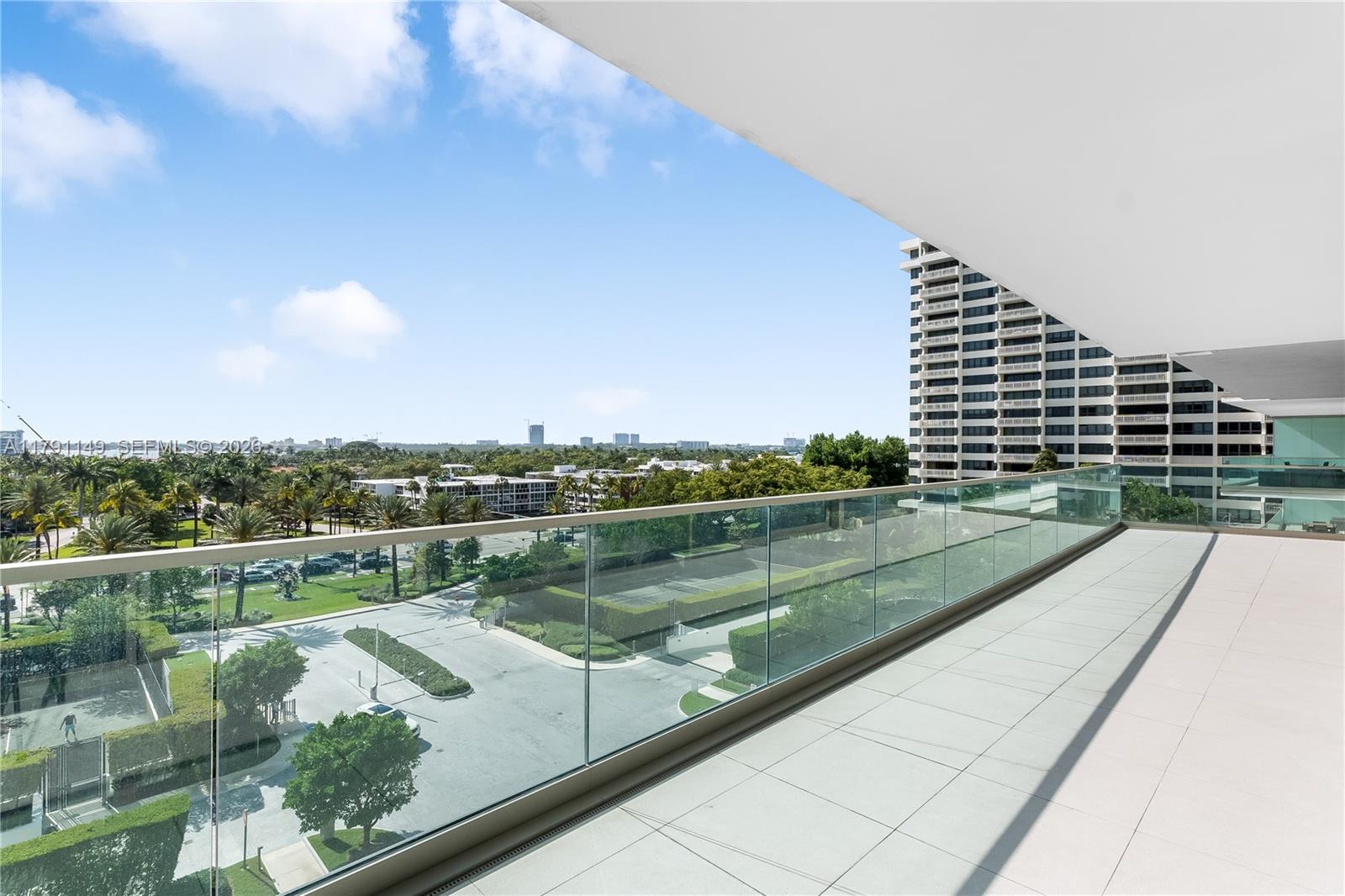 10201 Collins Ave 605