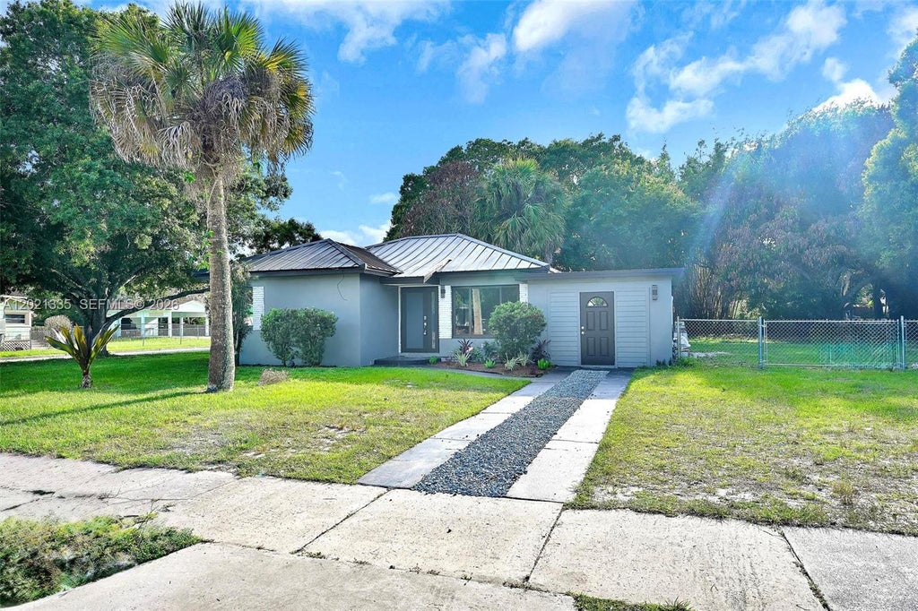 Photo of 511 S 11th St, Fort Pierce, FL 34950 (MLS # A12021335)