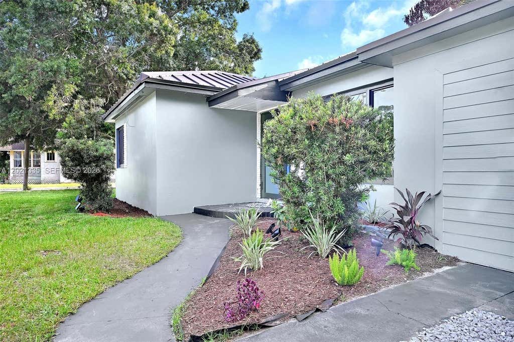 Photo of 511 S 11th St, Fort Pierce, FL 34950 (MLS # A12021335)