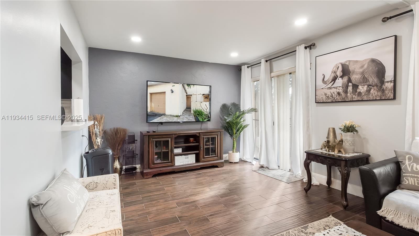 COLONIAL LAKES VILLAS - Residential