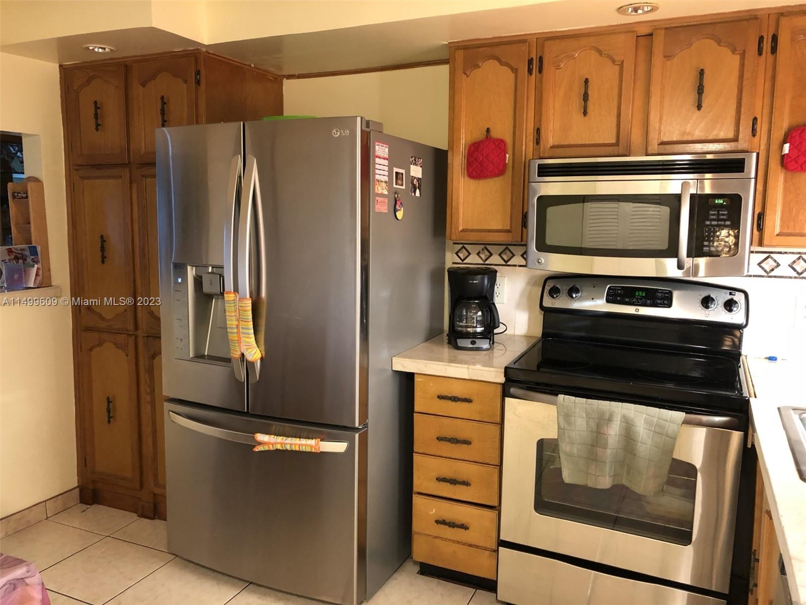 APPLEGREEN CONDO APTS 4 - Residential Lease