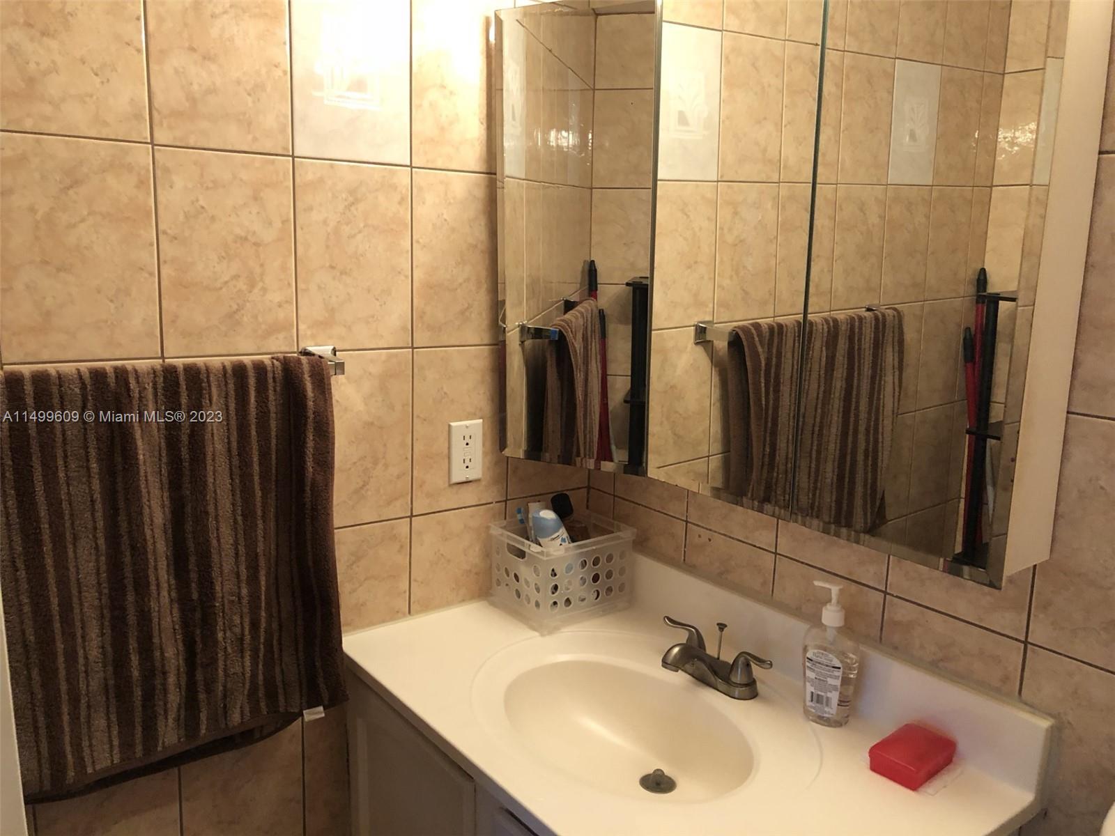 APPLEGREEN CONDO APTS 4 - Residential Lease