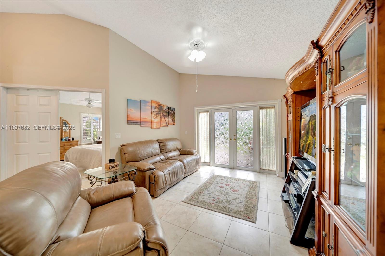 HOLLYWOOD LAKES COUNTRY C - Residential