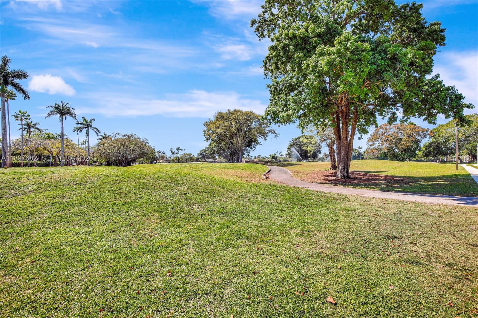 HOLLYWOOD LAKES COUNTRY C - Residential