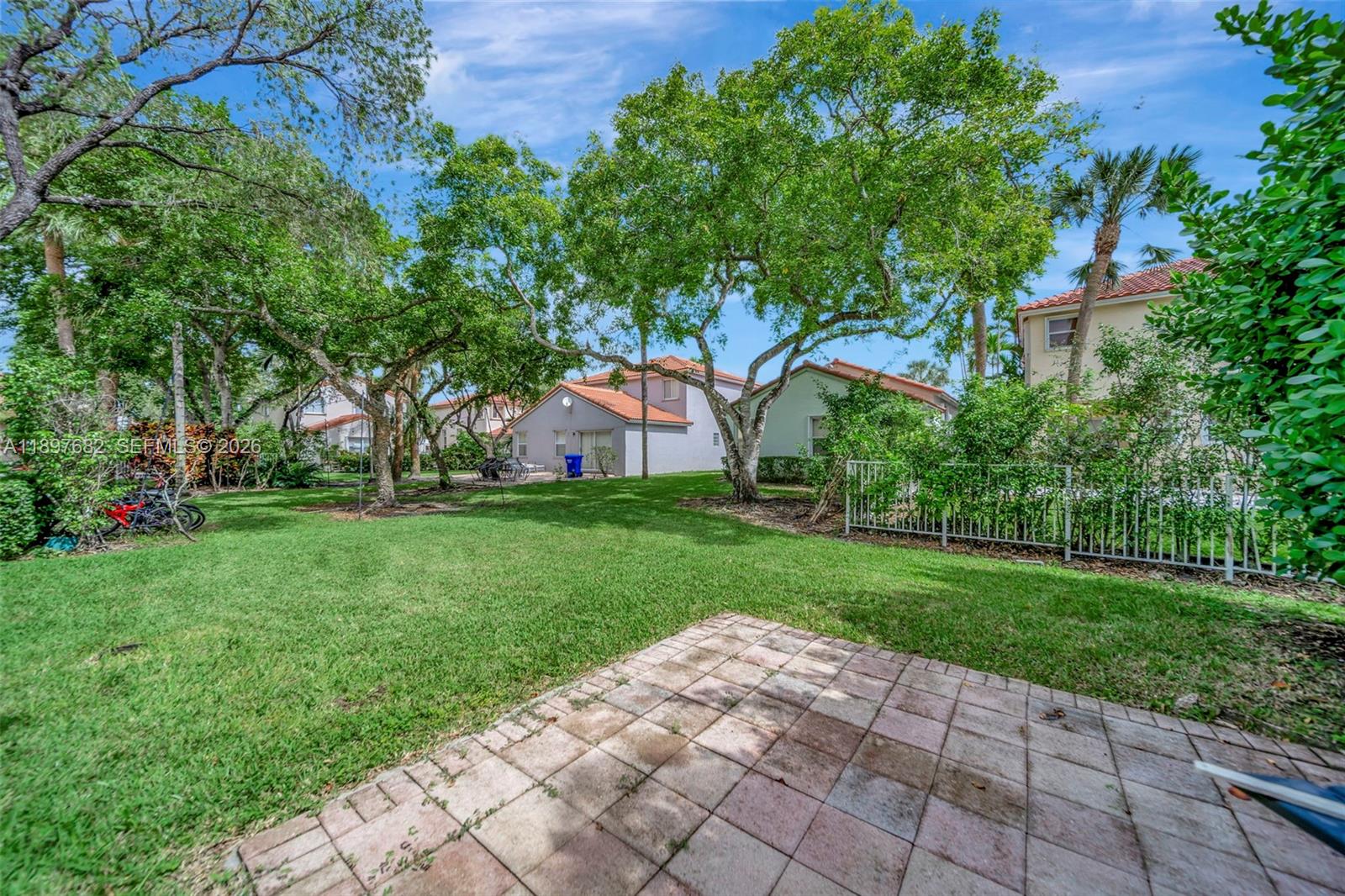 HOLLYWOOD LAKES COUNTRY C - Residential