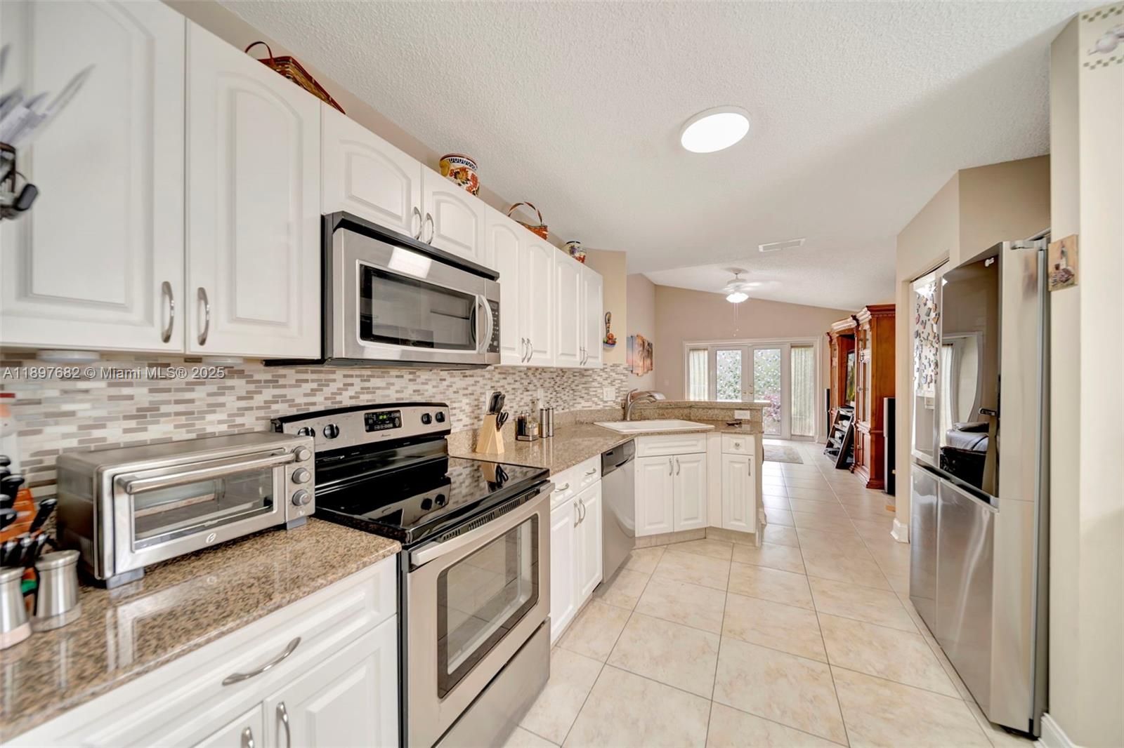 HOLLYWOOD LAKES COUNTRY C - Residential